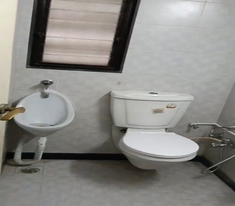 Bathroom, dadar east Commercial Office Space 1000 Sq.Ft. In Dadar East Mumbai 10536155