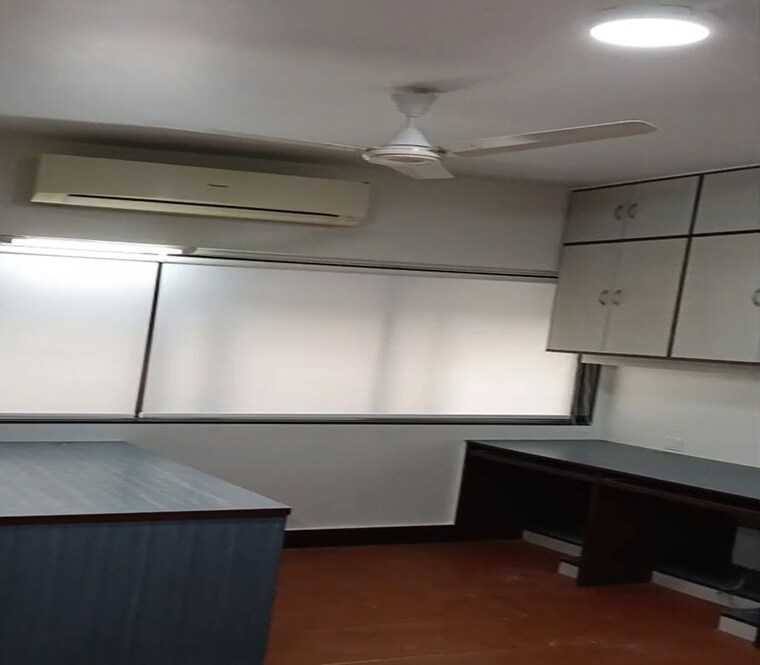 Team Area, dadar east Commercial Office Space 1000 Sq.Ft. In Dadar East Mumbai 10536155