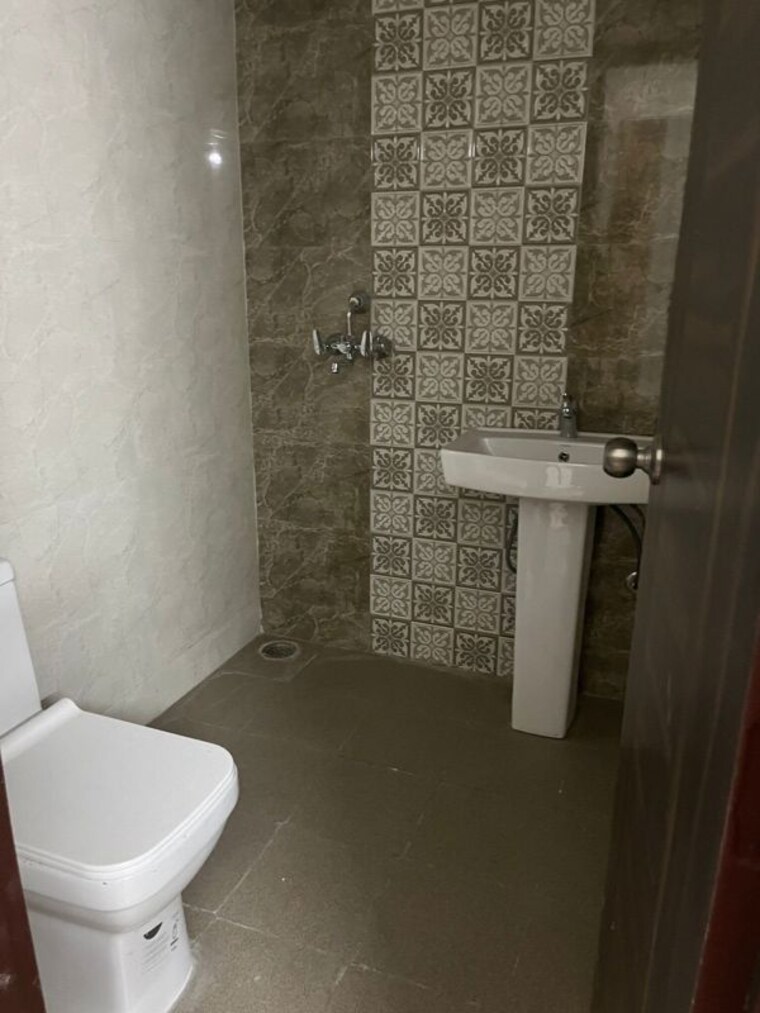 Bathroom, ska-metro-ville 3 Bedroom 1285 Sq.Ft. Apartment In Eta Ii Greater Noida Greater Noida 10536202