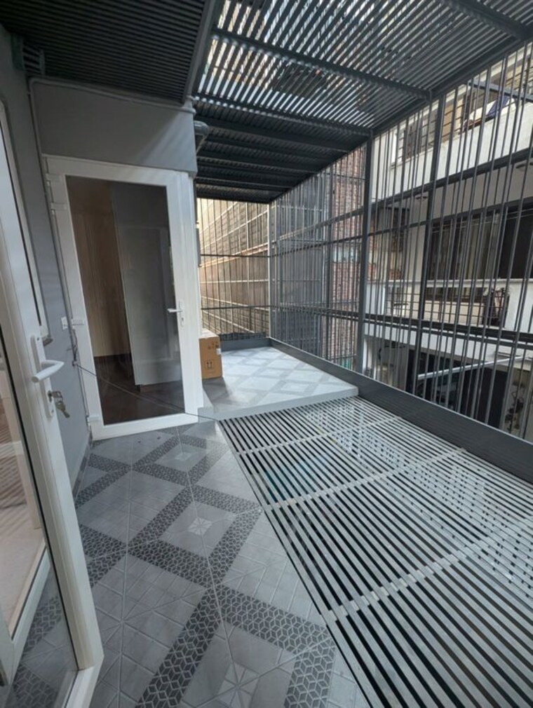 Balcony, dlf phase ii 3 Bedroom 1900 Sq.Ft. Builder Floor In Dlf Phase ii Gurgaon 10536212