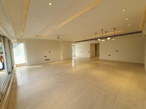 Room in 4 BHK Apartment at Pali Hill – for Rent