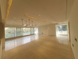 Room in 4 BHK Apartment at Pali Hill – for Rent