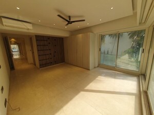 Room in 4 BHK Apartment at Pali Hill – for Rent