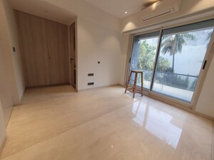 Room in 4 BHK Apartment at Pali Hill – for Rent