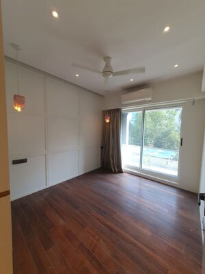 Room in 4 BHK Apartment at Pali Hill – for Rent