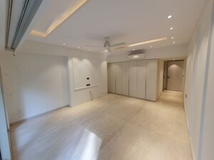 Room in 4 BHK Apartment at Pali Hill – for Rent