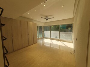 Room in 4 BHK Apartment at Pali Hill – for Rent