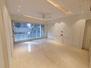 Room in 4 BHK Apartment at Pali Hill – for Rent