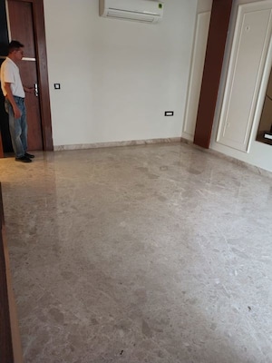 Room in 4 BHK Builder Floor at Unitech South City 1, South City 1 – for Rent