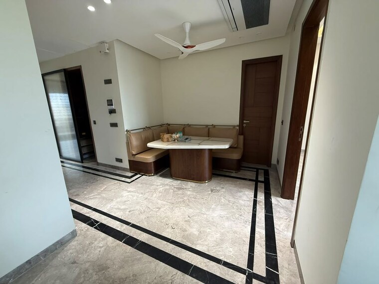 Kitchen, sarvodaya enclave 3 Bedroom 200 Sq.Yd. Builder Floor In Sarvodaya Enclave Delhi 10536286