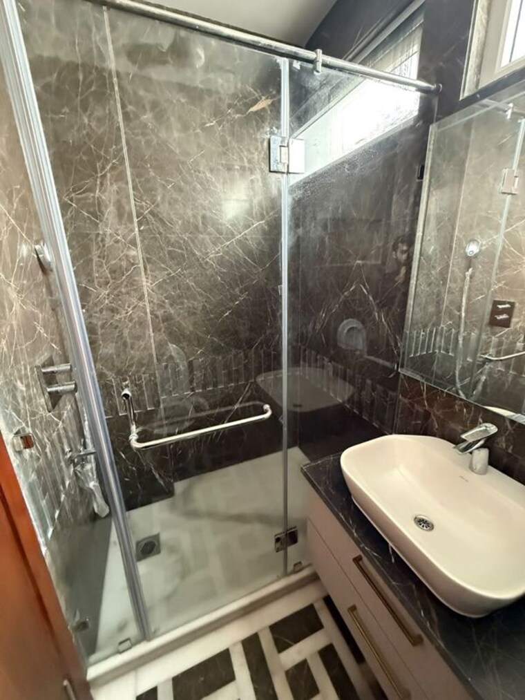 Bathroom, sarvodaya enclave 3 Bedroom 200 Sq.Yd. Builder Floor In Sarvodaya Enclave Delhi 10536286