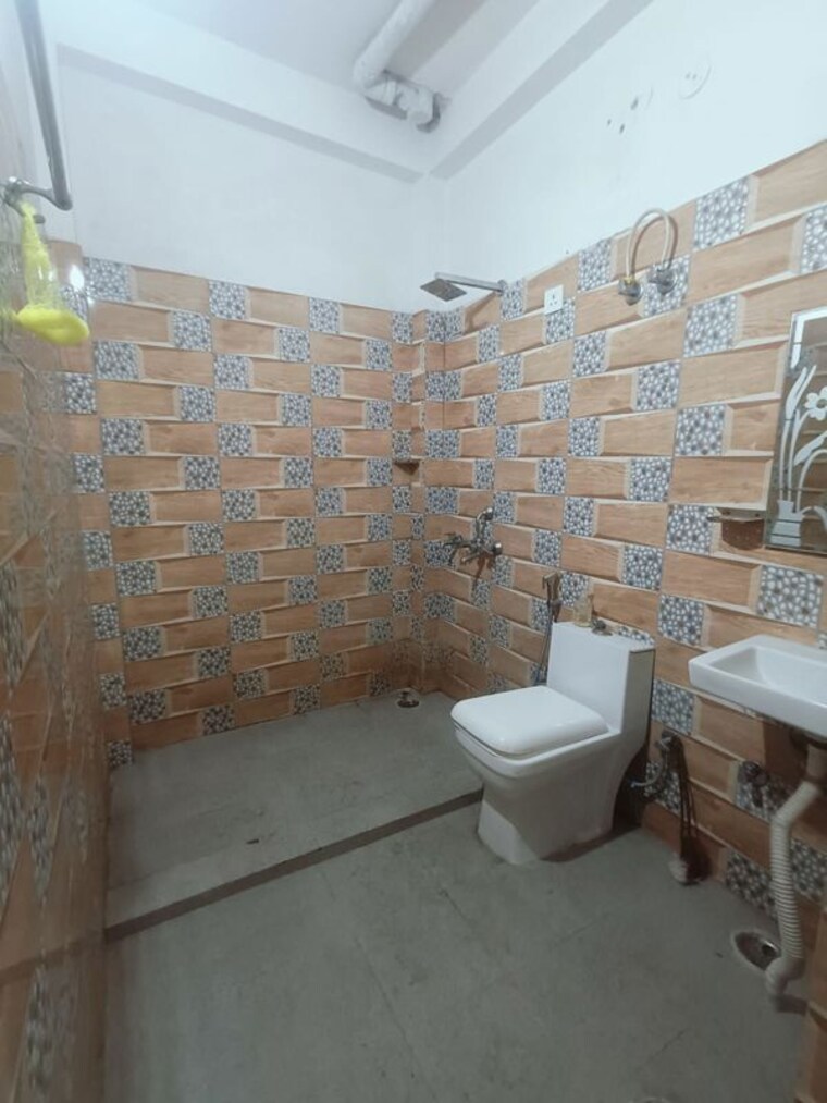 Bathroom, balaji-apartments-palam-vihar 2 Bedroom 700 Sq.Ft. Builder Floor In Palam Vihar Extension Gurgaon 10536362