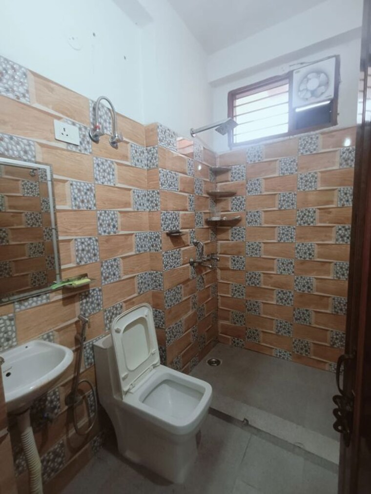 Bathroom, balaji-apartments-palam-vihar 2 Bedroom 700 Sq.Ft. Builder Floor In Palam Vihar Extension Gurgaon 10536362