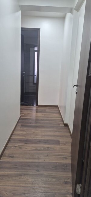 Room in 5 BHK Apartment at Kalpataru Magnus, Bandra East – for Rent