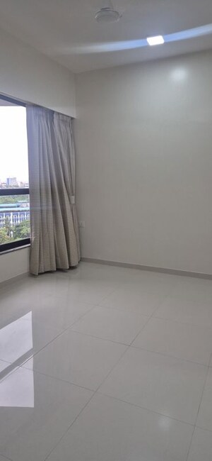 Room in 5 BHK Apartment at Kalpataru Magnus, Bandra East – for Rent
