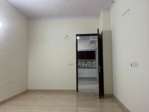 Room in 2.5 BHK Apartment at Gaur Sportswood, Sector 79 – for Rent