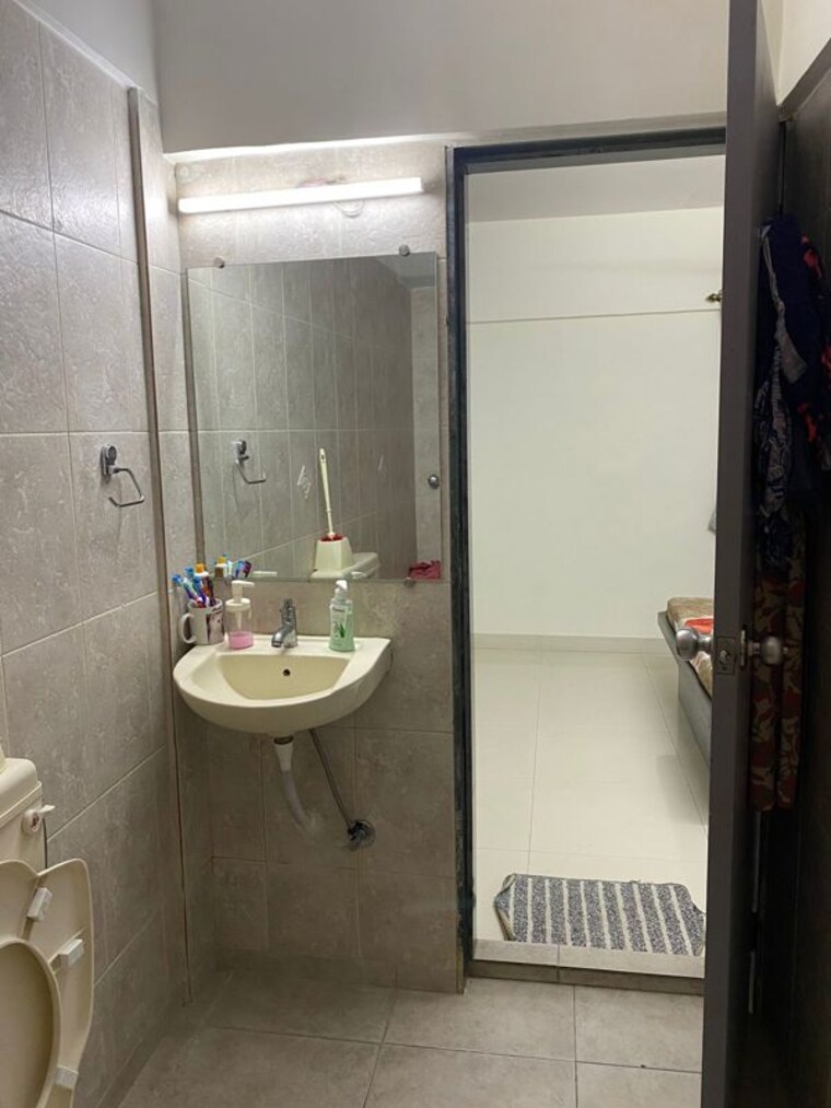 Bathroom, blue-chip-apartment 2 Bedroom 1050 Sq.Ft. Apartment In Juhu Mumbai 10536499