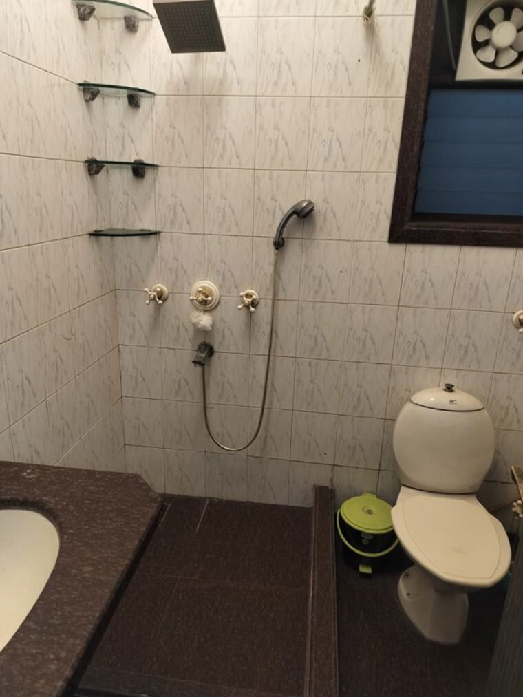 Bathroom, hill-road-chs 2 Bedroom 800 Sq.Ft. Apartment In Bandra West Mumbai 10536489