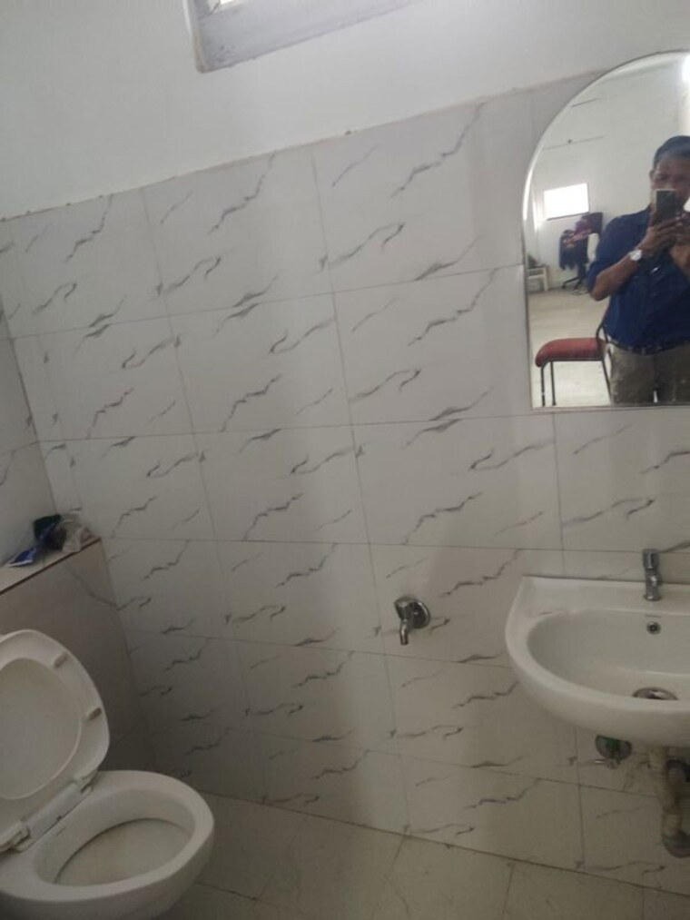Bathroom, yusuf sarai Commercial Office Space 700 Sq.Ft. In Yusuf Sarai Delhi 10536617