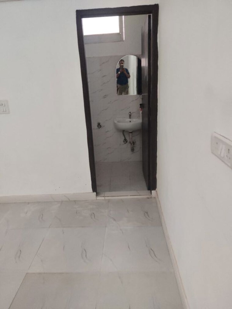 Bathroom, yusuf sarai Commercial Office Space 700 Sq.Ft. In Yusuf Sarai Delhi 10536617