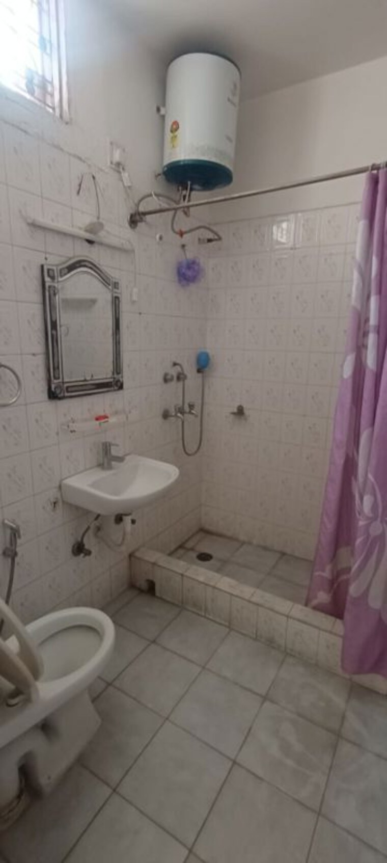 Bathroom, kalkaji 2 Bedroom 235 Sq.Yd. Builder Floor In Kalkaji Delhi 10536669