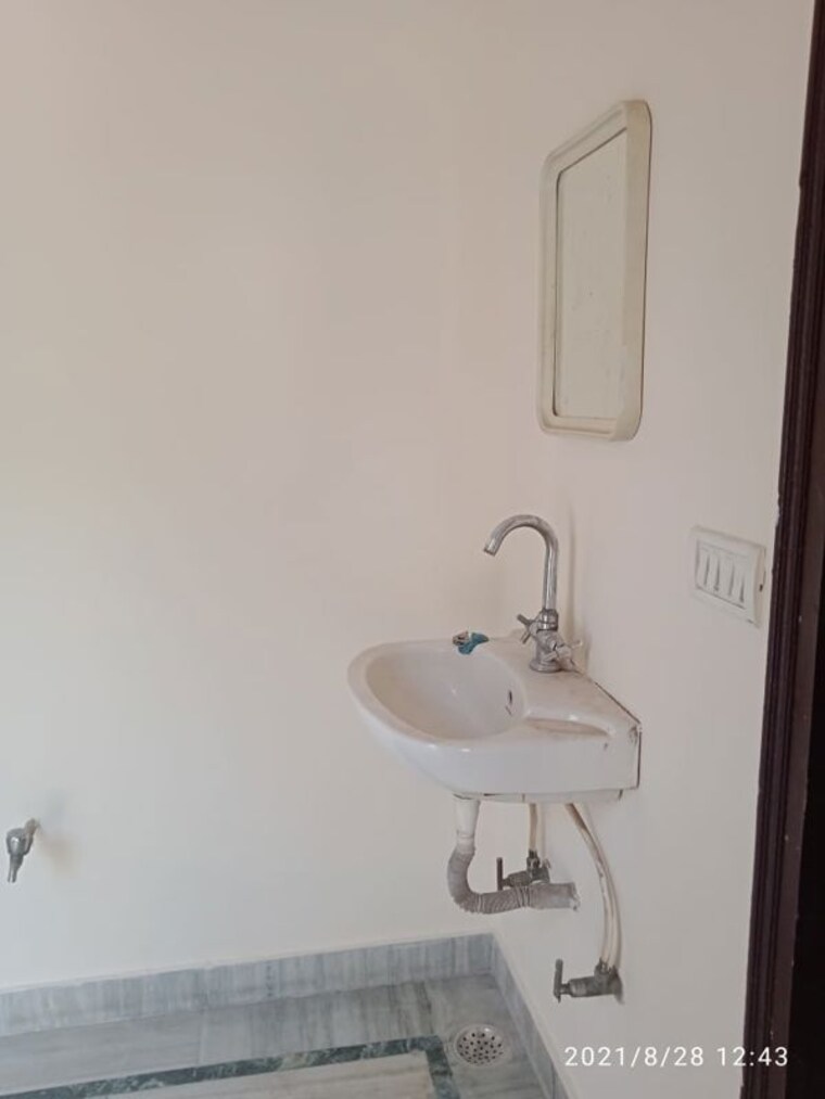 Bathroom, housing-board-colony-sector-7 1 Bedroom 840 Sq.Ft. Independent House In Sector 7 Gurgaon 10536679