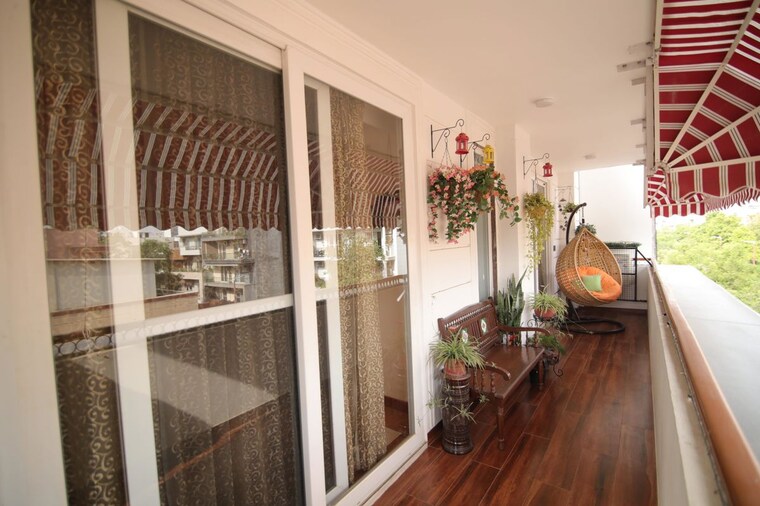Balcony, suncity-township-gurgaon 4 Bedroom 276 Sq.Yd. Builder Floor In Sector 54 Gurgaon 10536698
