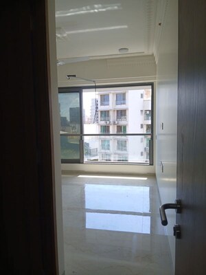 Room in 3 BHK Apartment at Crest Link, Khar West – for Rent