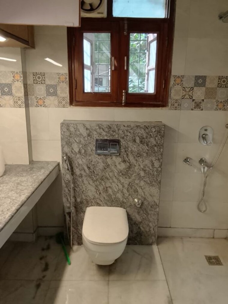 Bathroom, jungpura extension 3 Bedroom 1800 Sq.Ft. Builder Floor In Jungpura Extension Delhi 10536245