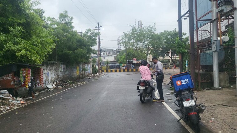  Parking, aliganj-plaza Commercial Showroom 2400 Sq.Ft. In Aliganj Lucknow 10536893
