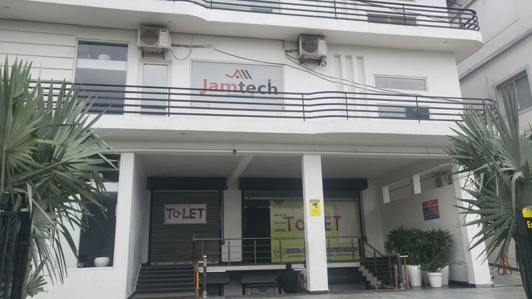 Exterior View, aliganj-plaza Commercial Showroom 2400 Sq.Ft. In Aliganj Lucknow 10536893