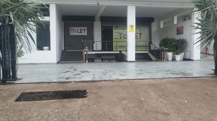  Parking, aliganj-plaza Commercial Showroom 2400 Sq.Ft. In Aliganj Lucknow 10536893