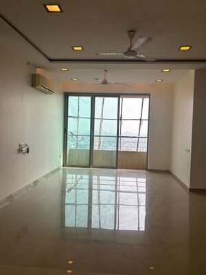 Room in 2.5 BHK Apartment at Oberoi Realty Woods, Goregaon East – for Rent
