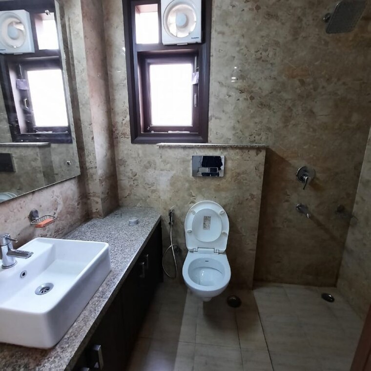 Bathroom, dlf-the-aralias 4 Bedroom 5576 Sq.Ft. Apartment In Sector 42 Gurgaon 10536905