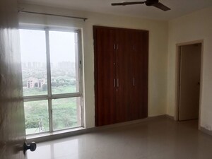 Room in 3 BHK Apartment at Jaypee Greens Aman, Sector 151 – for Rent