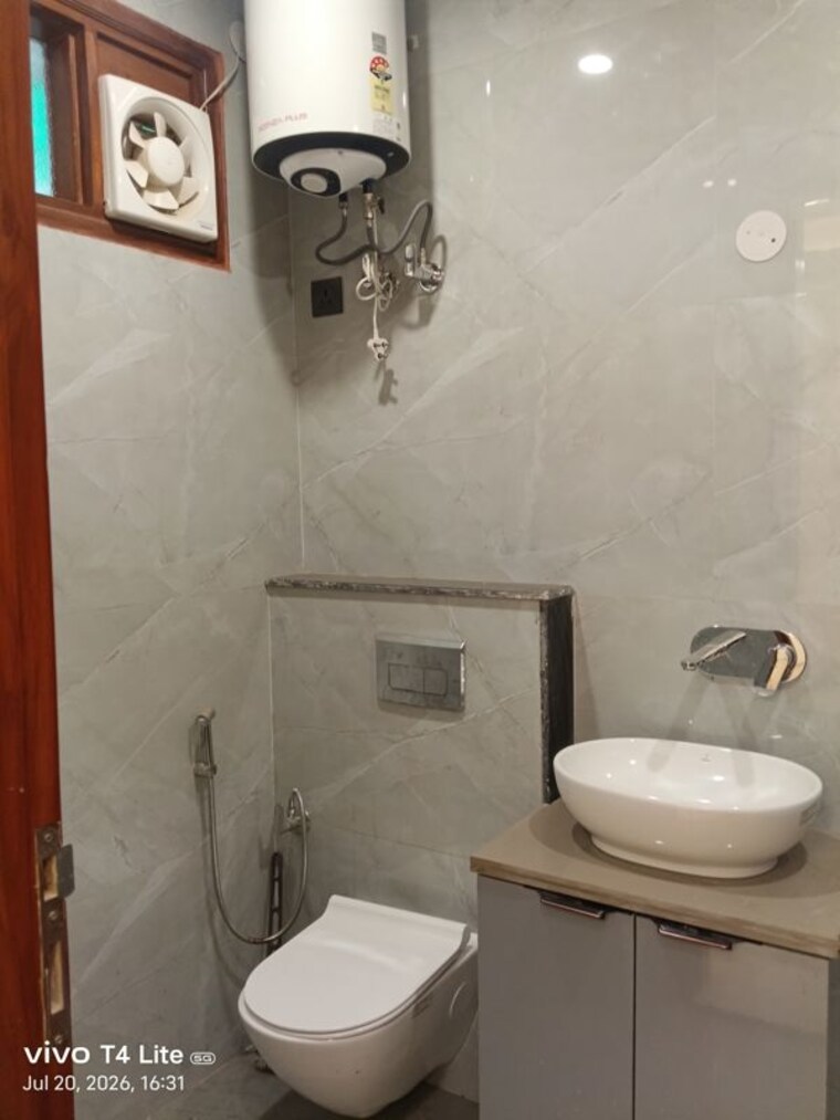 Bathroom, malviya nagar 3 Bedroom 130 Sq.Yd. Builder Floor In Malviya Nagar Delhi 10536965