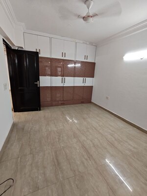 Room in 3.5 BHK Apartment at Sector 19 Dwarka – for Rent