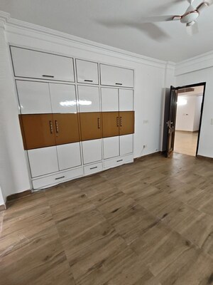 Room in 3.5 BHK Apartment at Sector 19 Dwarka – for Rent