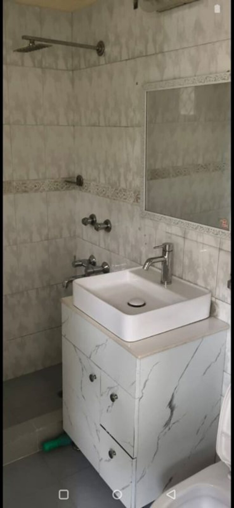 Bathroom, sarvodaya enclave 4 Bedroom 500 Sq.Yd. Builder Floor In Sarvodaya Enclave Delhi 10536765