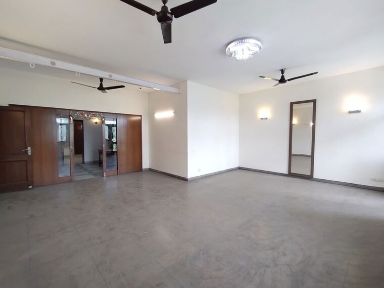Room, east of kailash 3 Bedroom 400 Sq.Yd. Builder Floor In East Of Kailash Delhi 10537001