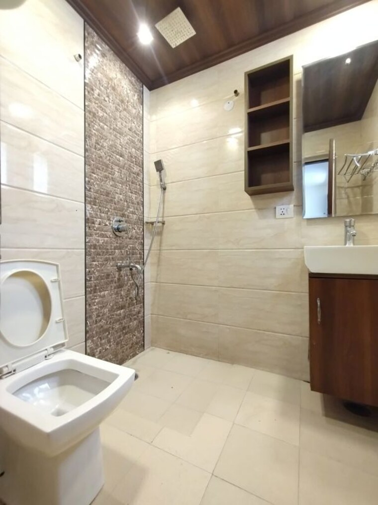 Bathroom, east of kailash 3 Bedroom 400 Sq.Yd. Builder Floor In East Of Kailash Delhi 10537001