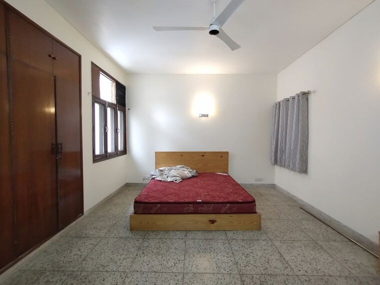 Bedroom, east of kailash 3 Bedroom 400 Sq.Yd. Builder Floor In East Of Kailash Delhi 10537001