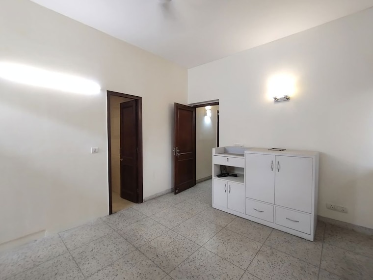 Room, east of kailash 3 Bedroom 400 Sq.Yd. Builder Floor In East Of Kailash Delhi 10537001