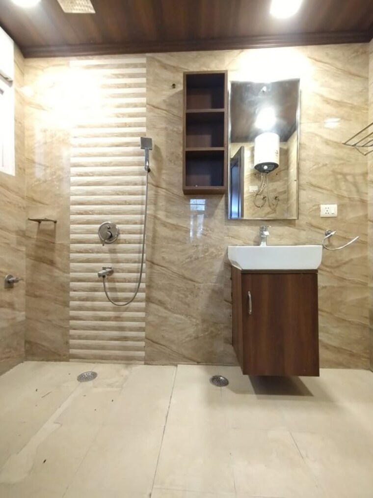 Bathroom, east of kailash 3 Bedroom 400 Sq.Yd. Builder Floor In East Of Kailash Delhi 10537001