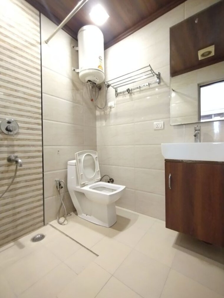 Bathroom, east of kailash 3 Bedroom 400 Sq.Yd. Builder Floor In East Of Kailash Delhi 10537001