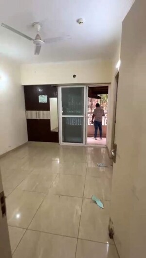 Room in 2 BHK Apartment at Gaur City 7th Avenue, Sector 4 Greater Noida – for Rent