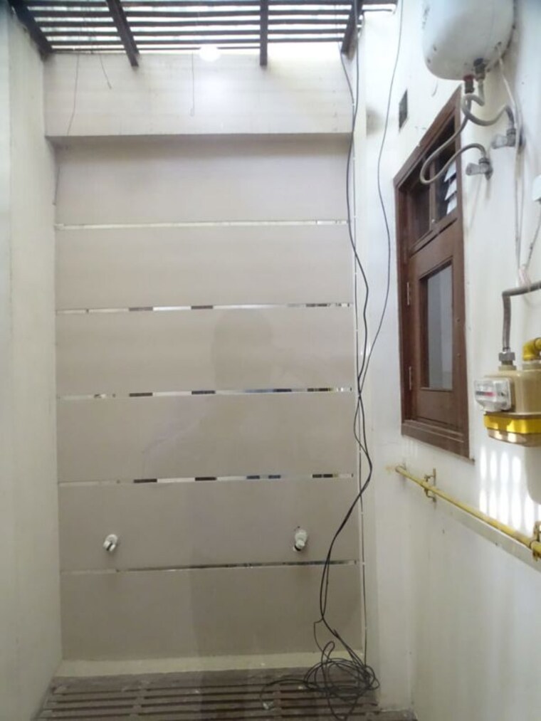 Bathroom, chittaranjan park 3 Bedroom 1500 Sq.Ft. Builder Floor In Chittaranjan Park Delhi 10537020