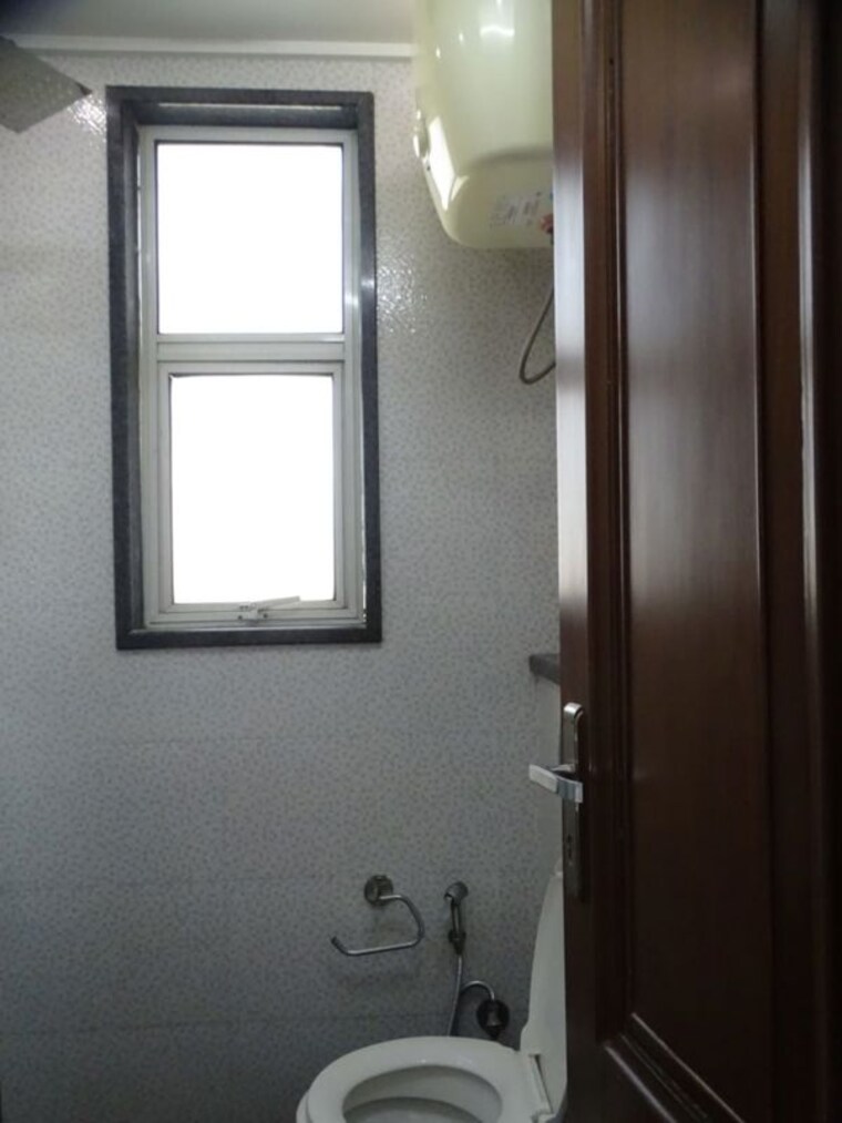 Bathroom, chittaranjan park 3 Bedroom 1500 Sq.Ft. Builder Floor In Chittaranjan Park Delhi 10537020