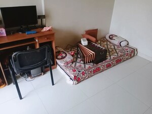Room in 2.5 BHK Apartment at Shashtri Nagar – for Sale
