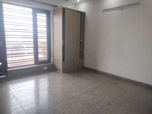 Room in 3 BHK Builder Floor at Ansal Sushant Lok I, Sector 43 – for Rent